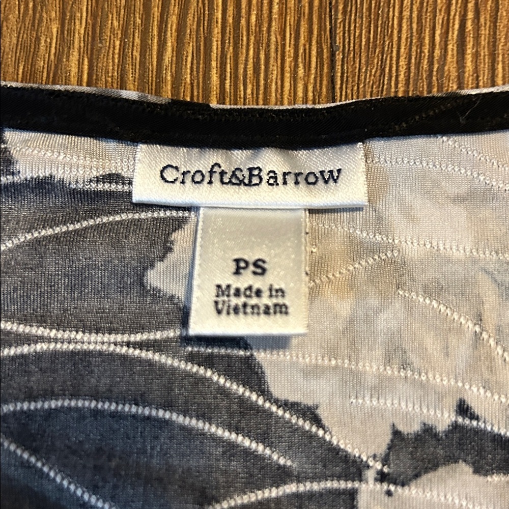 Croft & Barrow Black and Cream Leaf Pattern Top - Picture 2 of 7